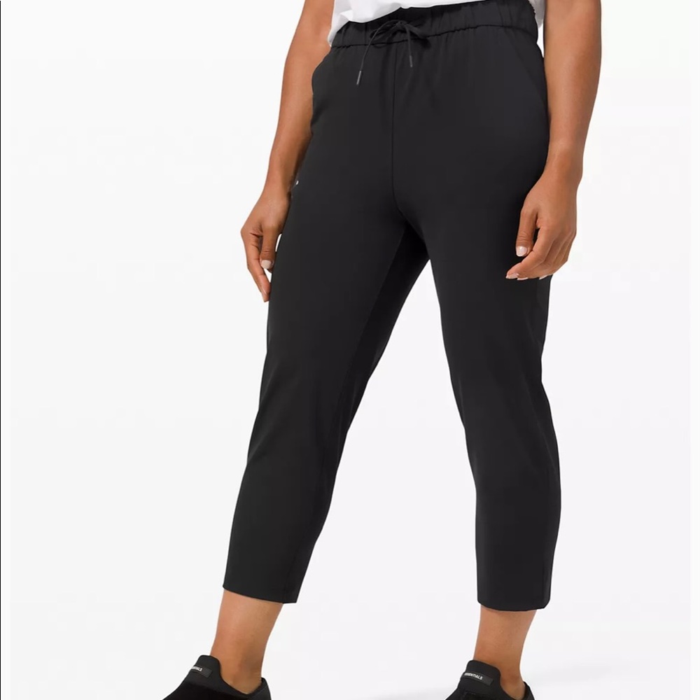 Lululemon size 6 Stretch High-Rise Crop 23" Black